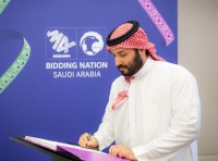 ولي العهد الأمير محمد بن سلمان خلال توقيع ملف المملكة لاستضافة كأس العالم 2034. (الاتحاد السعودي لكرة القدم) 