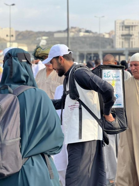 إحدى مبادرات الجمعية الخيرية ببحرة لسقيا ضيوف المسجد الحرام. (المركز الإعلامي للجمعية الخيرية ببحرة)