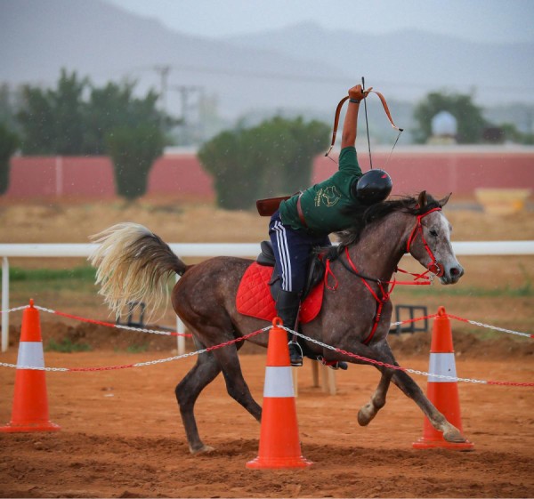 فارس يستعرض مهارات الرماية على ظهر الخيل. (المركز الإعلامي للاتحاد السعودي للفروسية)