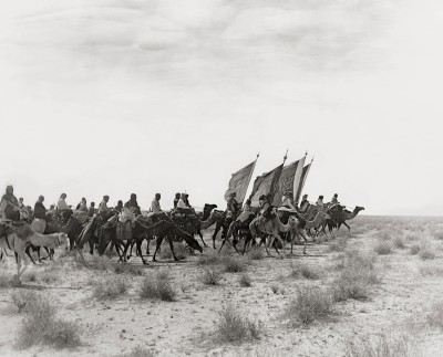 حمل الراية كان من التقاليد السائدة في الدولة السعودية الأولى والثانية، واستمر في المملكة العربية السعودية. (دارة الملك عبدالعزيز)