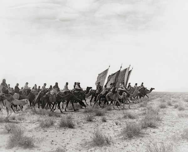 حمل الراية كان من التقاليد السائدة في الدولة السعودية الأولى والثانية، واستمر في المملكة العربية السعودية. (دارة الملك عبدالعزيز)