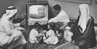 أفراد أسرة يشاهدون أحد البرامج في التلفزيون قديمًا. (دارة الملك عبدالعزيز)