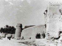 سور مدينة الرياض القديم وتظهر بوابة دخنة. (دارة الملك عبدالعزيز)