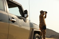 أحد منسوبي الإدارة العامة للمجاهدين أثناء أداء عمله. (الإدارة العامة للمجاهدين)