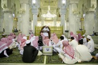 طلاب كلية الحرم المكي الشريف خلال أحد الدروس. (المركز الإعلامي لكلية الحرم المكي الشريف)