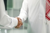 برنامج المصافحة الذهبية يحفز موظفي الجهات الحكومية على الخروج من الخدمة عن طريق الاستقالة. (شترستوك)