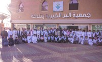 متطوعون أمام جمعية البر الخيرية بتندحة. (المركز الإعلامي للجمعية)