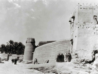 سور مدينة الرياض القديم وتظهر بوابة دخنة. (دارة الملك عبدالعزيز)