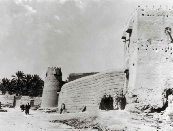 سور مدينة الرياض القديم وتظهر بوابة دخنة. (دارة الملك عبدالعزيز)