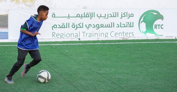 أحد المتدربين في مركز المدينة المنورة ضمن مبادرة مراكز التدريب الإقليمية. (المركز الإعلامي للاتحاد السعودي لكرة القدم)