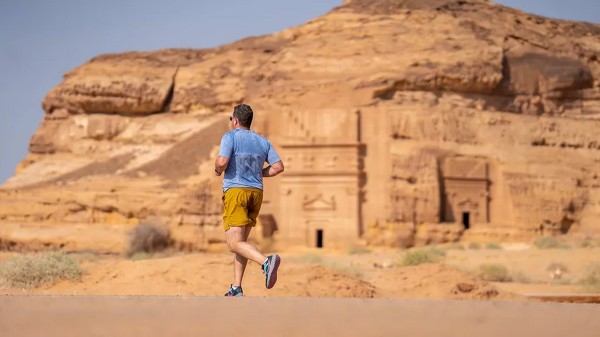 أحد المتسابقين في سباق لهيب العلا. (المركز الإعلامي للهيئة الملكية لمحافظة العلا)