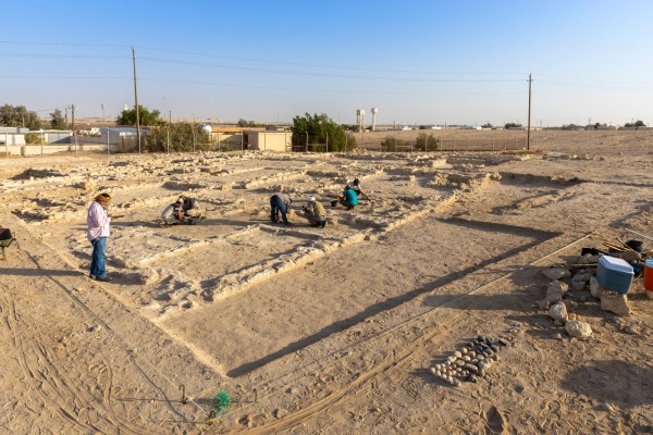 أعمال التنقيب عن الآثار في موقع مدينة ثاج التاريخية بالمنطقة الشرقية. (وزارة الثقافة)