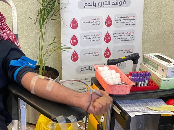 إحدى حملات التبرع بالدم التي تنظمها جمعية أصدقاء بنوك الدم الخيرية. (المركز الإعلامي لجمعية دمي الخيرية)
