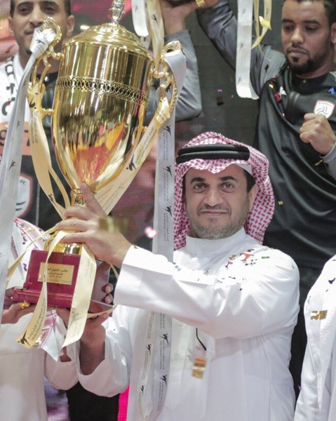 خالد البلطان في حفل تتويج تايكوندو الشباب بطل كأس التفوق العام وبطل كأس الرئيس العام للهيئة العامة للرياضة. (المركز الإعلامي لنادي الشباب)