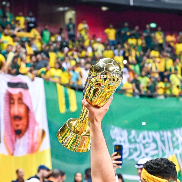 فريق اليد بنادي الخليج يحقق كأس البطولة الآسيوية 2023. (المركز الإعلامي بنادي الخليج)