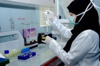 موظفة تقوم بعملها في أحد مراكز مراقبة السموم. (المركز الإعلامي لصحة الشرقية)