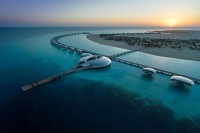 الفلل العائمة في جزيرة شيبارة. (المركز الإعلامي لشركة البحر الأحمر الدولية)