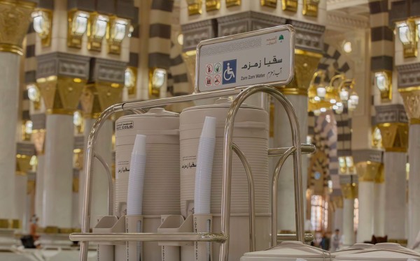 أعمال السقيا في المسجد النبوي لتوفير الماء المبارك للمصلين. (المركز الإعلامي للهيئة العامة للعناية بشؤون المسجد الحرام والمسجد النبوي)