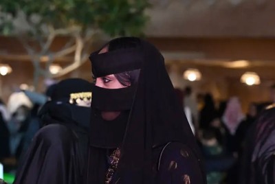 امرأة ترتدي زيًّا تقليديًّا في احتفالات يوم التأسيس. (واس)