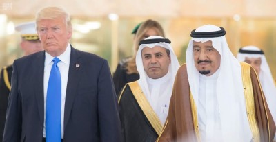 الملك سلمان يستقبل الرئيس الأمريكي ترامب في الرياض عام 2017م. (واس)