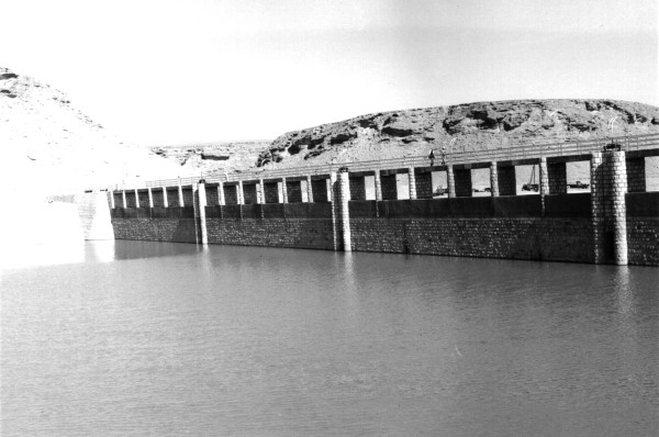 سد وادي حنيفة قديمًا. (دارة الملك عبدالعزيز)