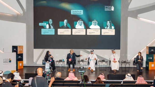جلسة من مؤتمر الاستدامة في التصميم عن الدور المحوري للتصميم في خلق بيئات تربط الإنسان بالطبيعة. (المركز الإعلامي لهيئة فنون العمارة والتصميم)