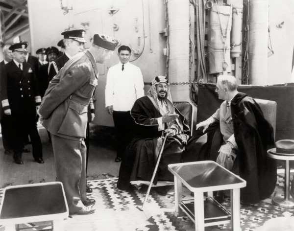 الملك عبدالعزيز والرئيس الأمريكي فرانكلين روزفلت عام 1945م. (دارة الملك عبدالعزيز)