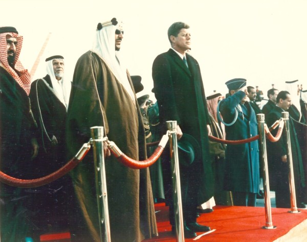 الملك سعود والرئيس الأمريكي جون كينيدي في إحدى زيارات الملك الخارجية عام 1962م. (دارة الملك عبدالعزيز)
