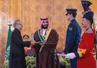 الأمير محمد بن سلمان يتقلد أعلى وسام مدني في باكستان. (واس)
