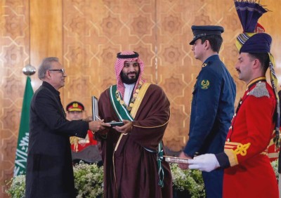 الأمير محمد بن سلمان يتقلد أعلى وسام مدني في باكستان. (واس)
