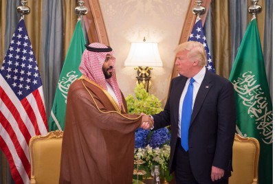 ولي العهد الأمير محمد بن سلمان يصافح الرئيس دونالد ترامب لدى زيارته لأمريكا في 1439هـ/2018م. (دارة الملك عبدالعزيز)