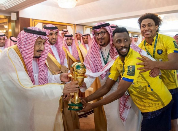الملك سلمان بن عبدالعزيز يتوج نادي التعاون بكأس الملك 2019. (المركز الإعلامي لنادي التعاون)