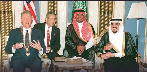 الملك فهد بن عبدالعزيز خلال استقباله الرئيس الأمريكي السابق بيل كلينتون في حفر الباطن 1994م. (المركز الإعلامي لوزارة الخارجية)