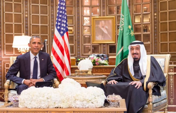 الملك سلمان بن عبدالعزيز مستقبلا الرئيس الأمريكي باراك أوباما في 2015م. (واس)