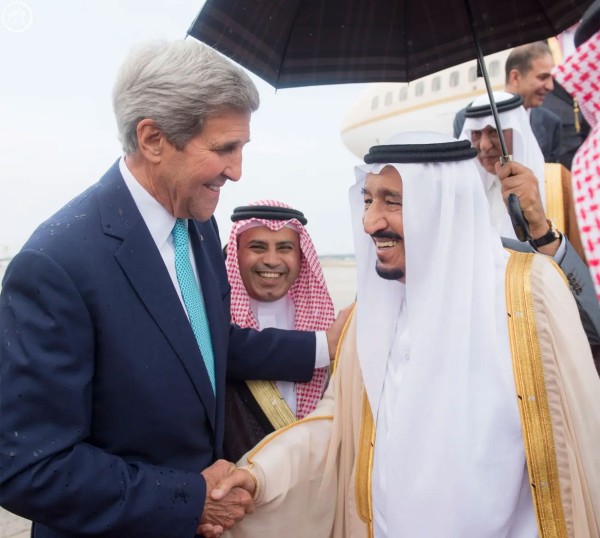 الملك سلمان بن عبدالعزيز يصل إلى واشنطن وفي استقباله وزير الخارجية الامريكي في 2015م. (واس)