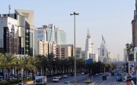 طريق الملك فهد بالرياض وتظهر بعض معالم المدينة. (سعوديبيديا)