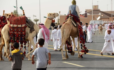 زوار في إحدى نسخ مهرجان الجنادرية. (واس)