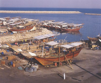 مرفأ صيد قديم حيث تظهر سفن الصيد الخشبية. (دارة الملك عبدالعزيز)