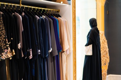 العباءة من الأزياء التي ترتديها المرأة في السعودية. (شترستوك)