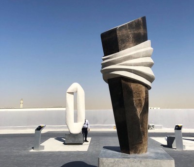 أعمال نحت فنية في ملتقى طويق الدولي للنحت 2021 بالدرعية. (المركز الإعلامي لمدارس التربية النموذجية)
