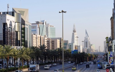 طريق الملك فهد بالرياض وتظهر بعض معالم المدينة. (سعوديبيديا)