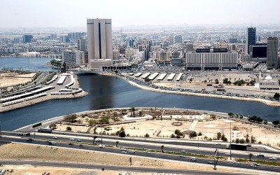 صورة جوية لكورنيش جدة يظهر فيها مجموعة من العمائر والطرق المجاورة والممرات المائية. (واس)