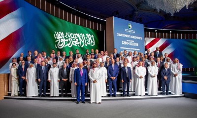 ولي لعهد والرئيس الأمريكي في صورة جماعية مع المستثمرين خلال منتدى الاستثمار السعودي الأمريكي. (واس)