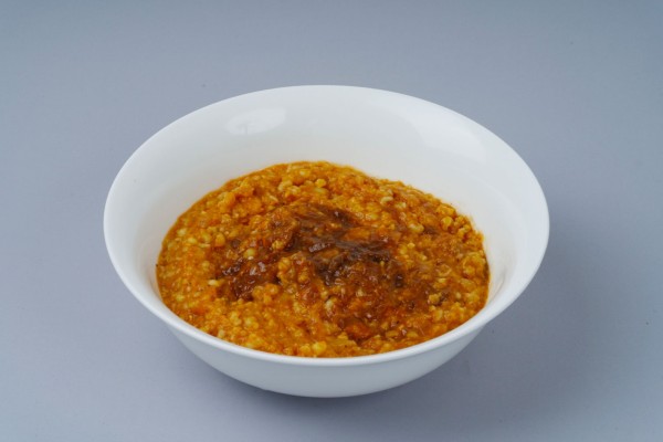 شوربة الهريس من الأطباق الشعبية الشهيرة في محافظة الأحساء. (واس)