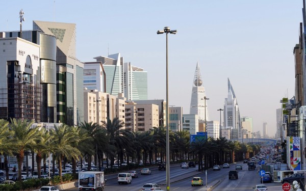 طريق الملك فهد بالرياض وتظهر بعض معالم المدينة. (سعوديبيديا)