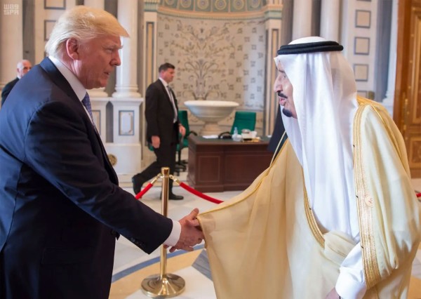 الملك سلمان يستقبل الرئيس الأمريكي ترامب في القمة الخليجية الأمريكية 2017م. (واس)