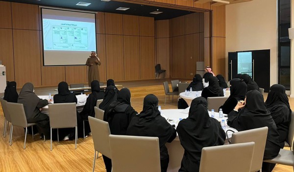دورة تمكين الشباب والفتيات في مجال ريادة الأعمال لمستفيدي جمعية فتاة الأحساء. (المركز الإعلامي للجمعية)