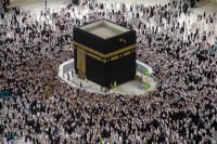 معتمرون يطوفون بالكعبة المشرفة. (سعوديبيديا)