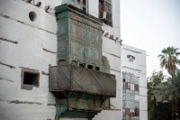 الرواشين هندسة معمارية تقليدية في منطقة مكة المكرمة تُستخدم منفذًا للضوء ومنظمة للهواء الداخلي. (سعوديبيديا)