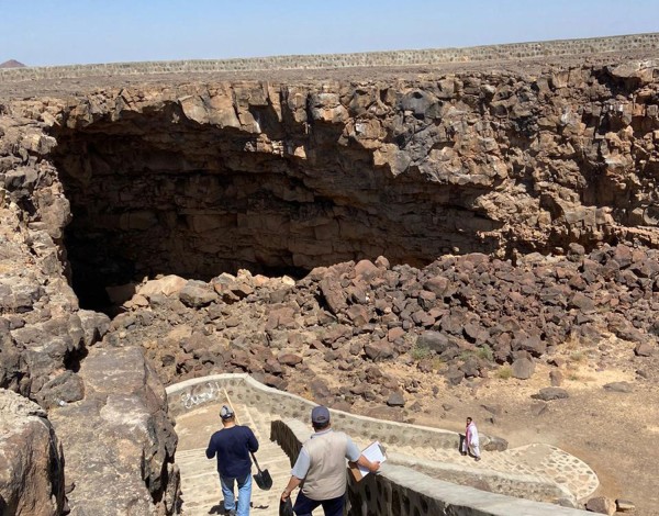 كهف أم جرسان في حرة خيبر شمال المدينة المنورة. (واس)